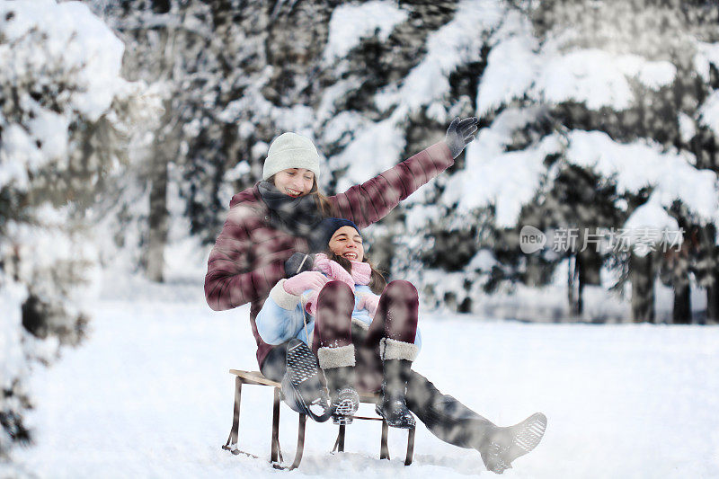 女孩们在雪地里玩得很开心。