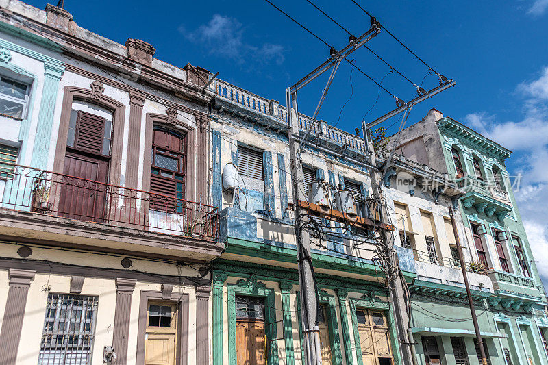 古巴哈瓦那老城华丽多彩的建筑立面