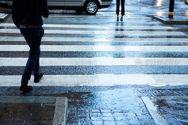 雨中过马路的行人的动作使他看不清
