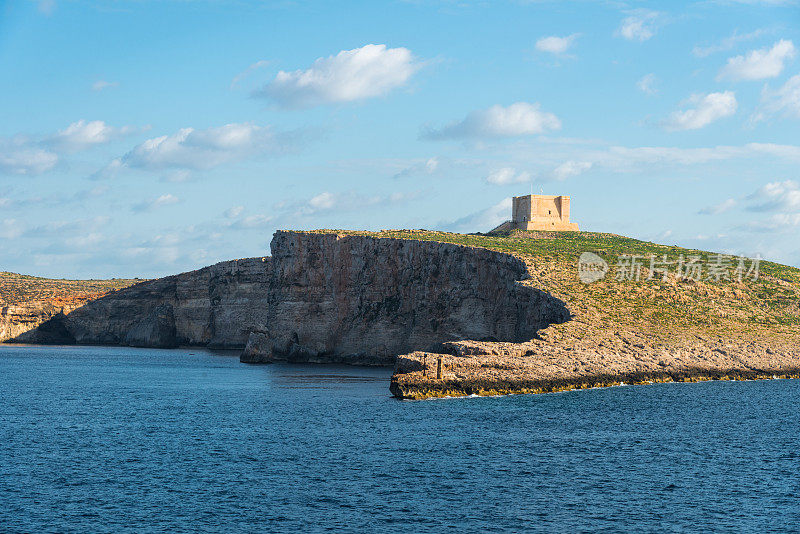 马耳他-科米诺岛的岩石海岸从水路到戈佐