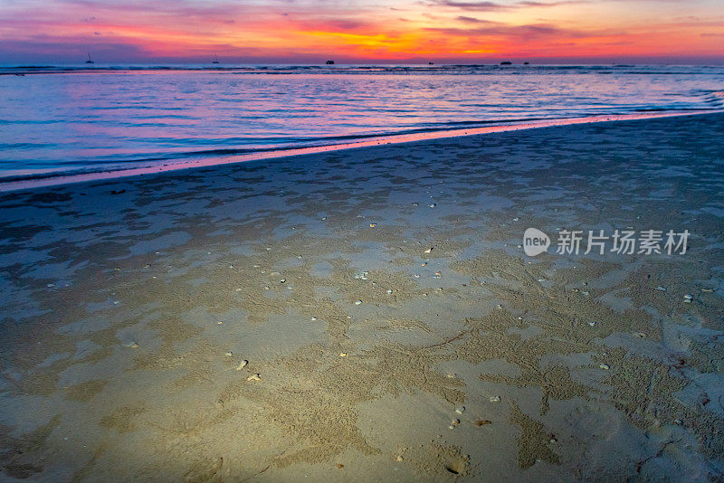 日落时分的Pakarang海滩