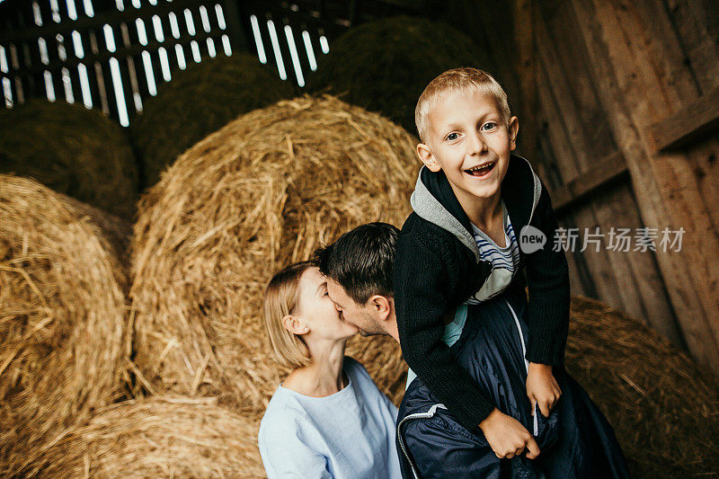 幸福的家庭，儿子站在谷仓里