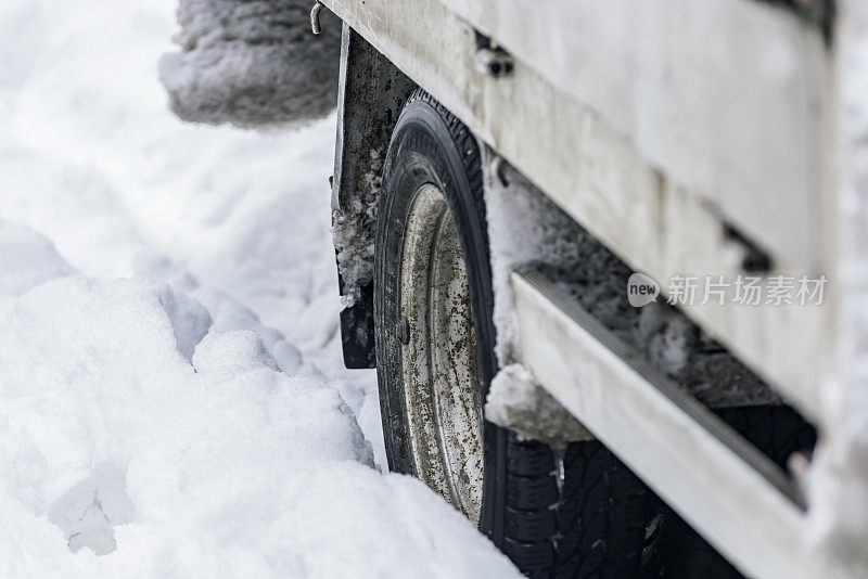 汽车被困在雪地里