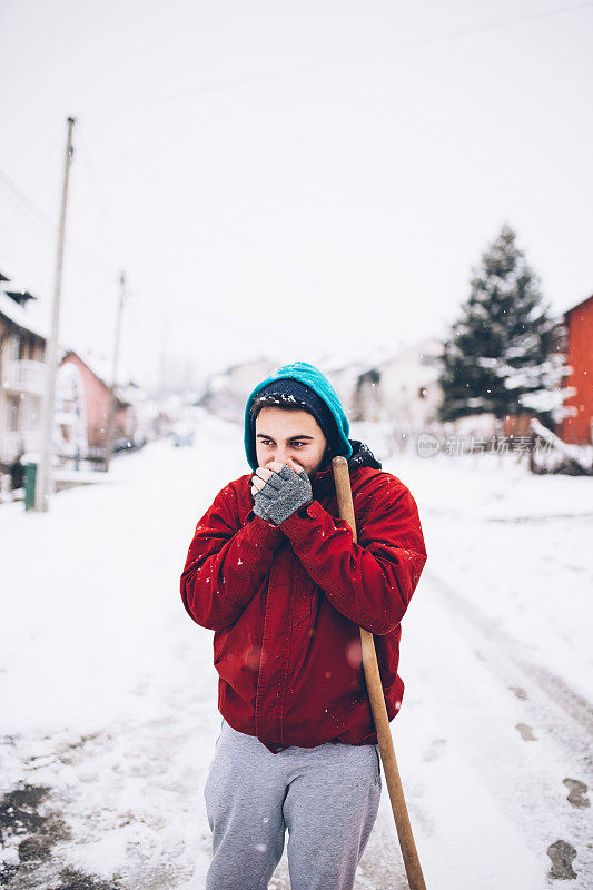 拿着雪铲的男人