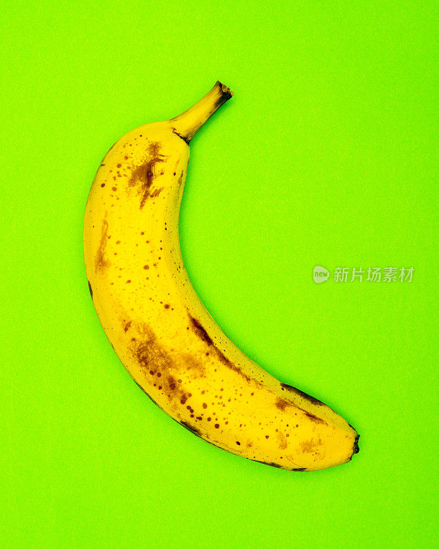时髦成熟的香蕉流行艺术风格，从上面素色的绿色背景