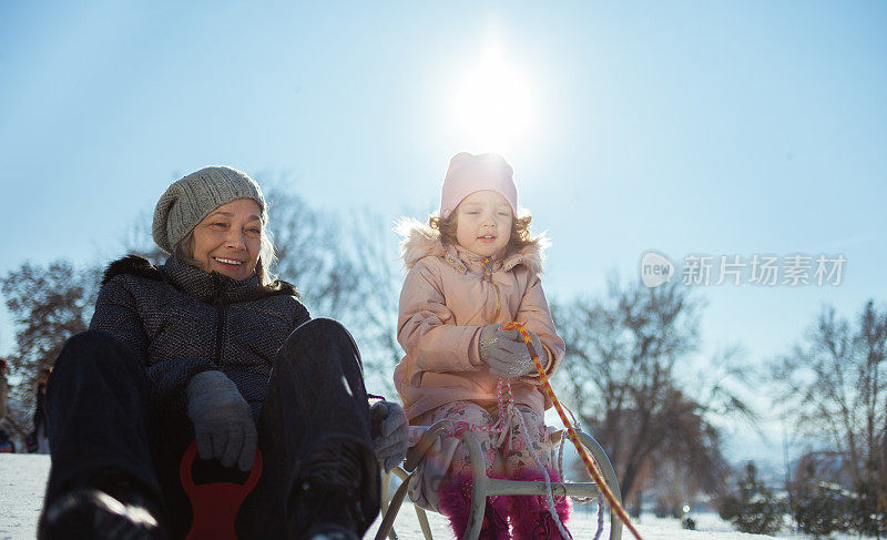 祖母和孙女在滑雪橇