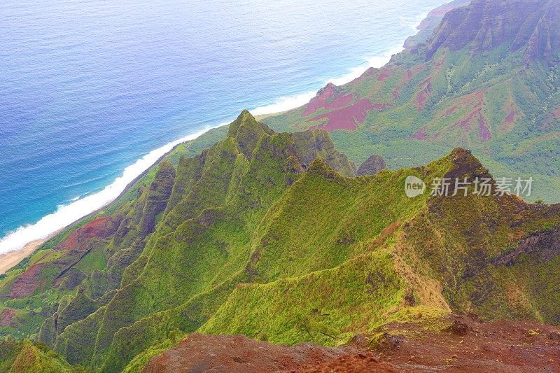 雾中的考艾绿山-雨后的卡莱帕岭