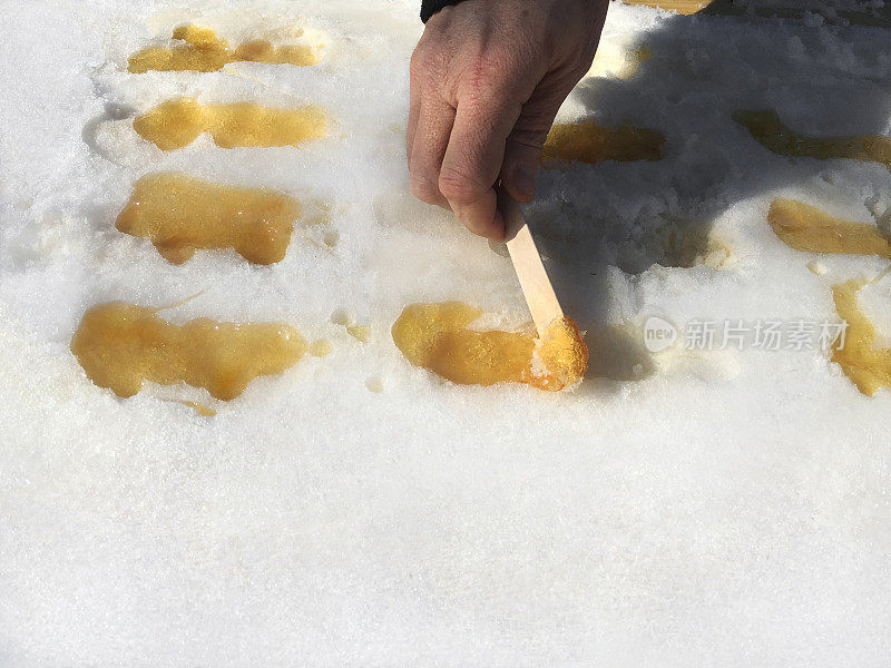 从雪地里捡起枫树太妃糖