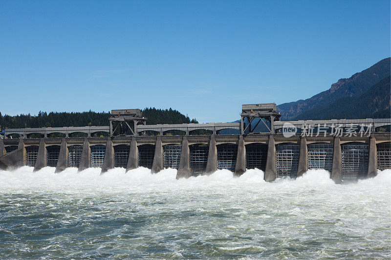 开闸让水发电的大坝。