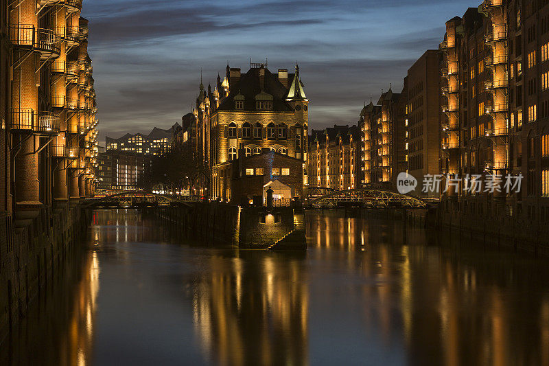 德国汉堡的斯派彻斯塔特城市夜景