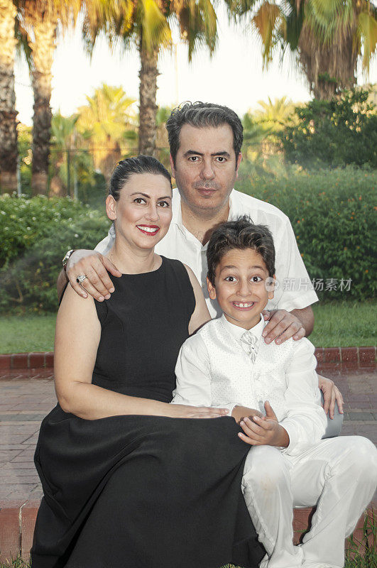 幸福的土耳其家庭和他们割礼的儿子