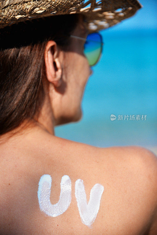 用防晒霜写在女人肩膀上的紫外线