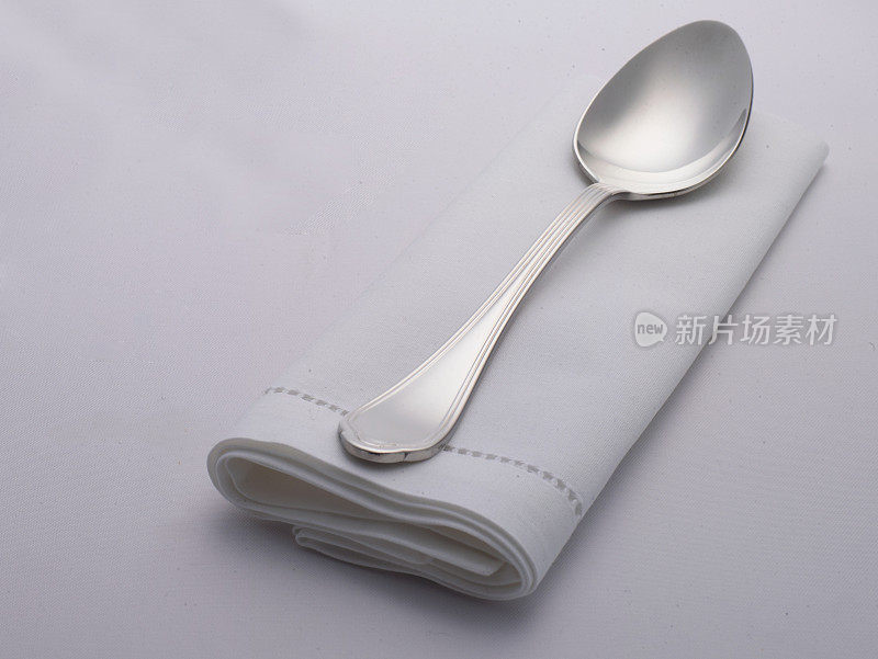 空白的白色餐厅餐巾，用勺子做的模型