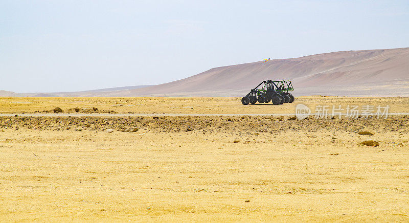 在干燥的沙漠里的四轮马车