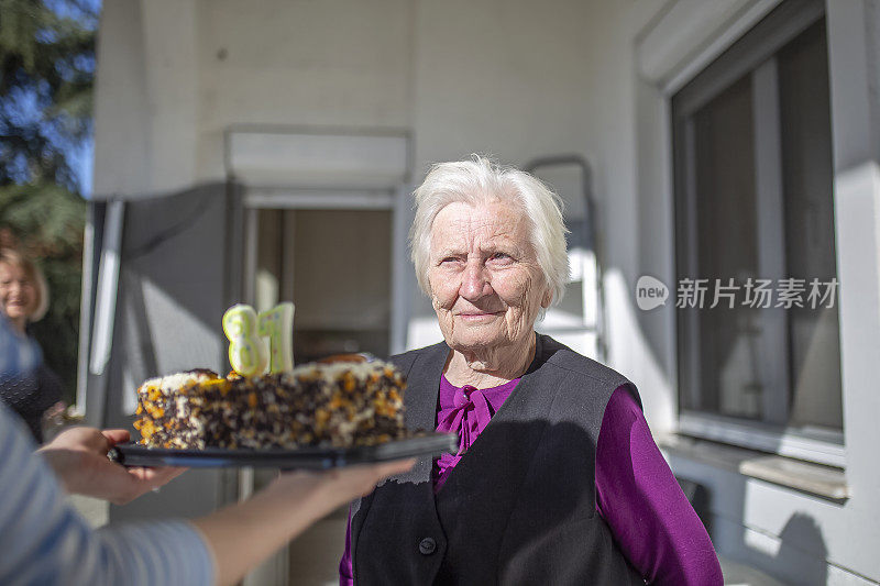 老女人和她爱的人一起庆祝她的87岁生日