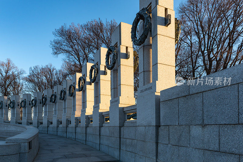 黄昏时分，美国华盛顿特区的二战纪念碑