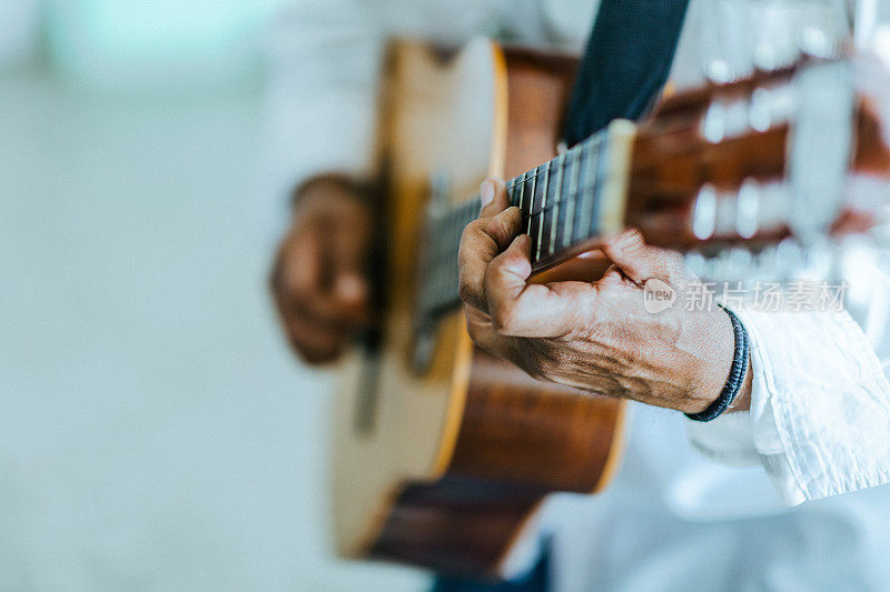 在老哈瓦那，特写的一个古巴音乐家的手，而他正在弹吉他。