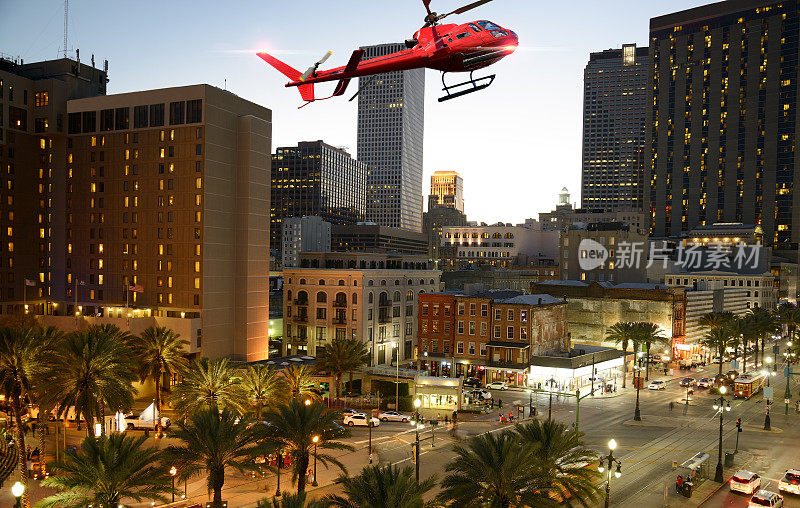 直升机正在新奥尔良上空飞行。鸟瞰图。