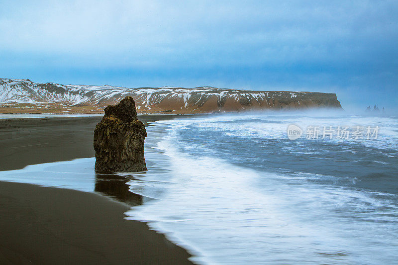 Reynisfjara黑色海滩与岩石形成的冰岛的自然现象