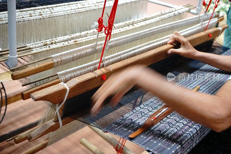 传统的手工织布机方式