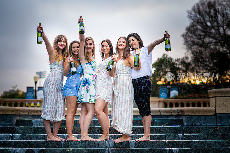 六名女大学生高举香槟酒瓶庆祝毕业