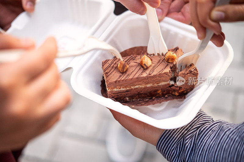 朋友和家人分享素食榛子巧克力慕斯蛋糕片