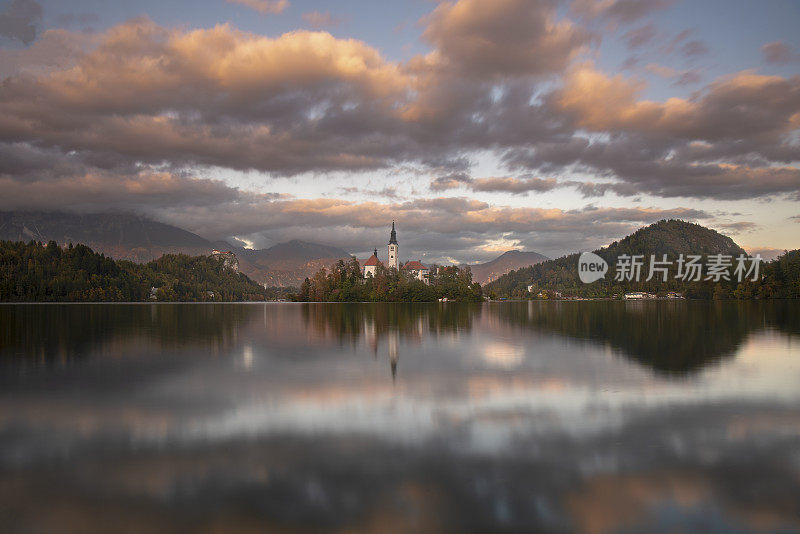 日落时流血的湖，流血的岛屿和多云和彩色的天空斯洛文尼亚浪漫的气氛