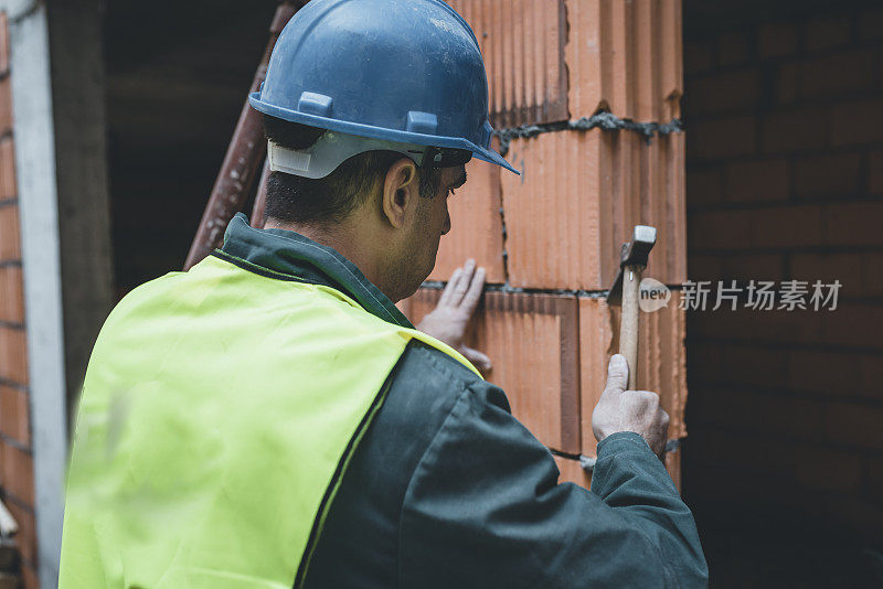 建筑工人正在为建墙准备砖