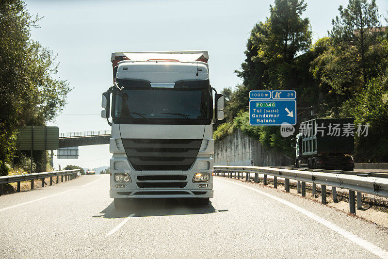 高速公路上的大型拖车