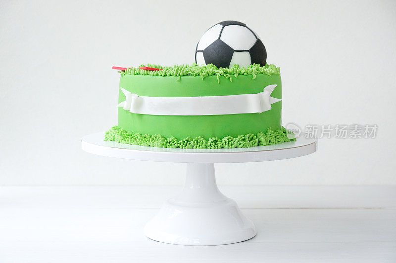 蛋糕以足球为主题，以绿色的草地和足球为背景。