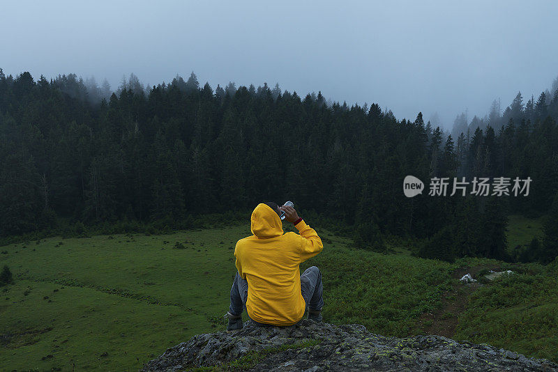 黄色雨衣自然人