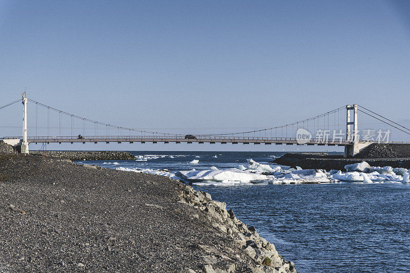 横跨冰川泻湖的桥