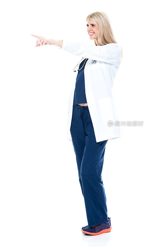 白种女医生穿着白大褂站着