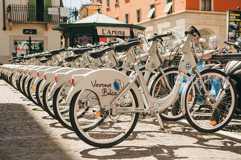 2019年5月31日，意大利维罗纳，街头自行车租赁