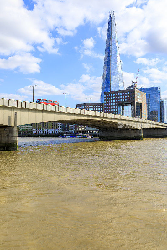 英国伦敦的伦敦桥和碎片大厦