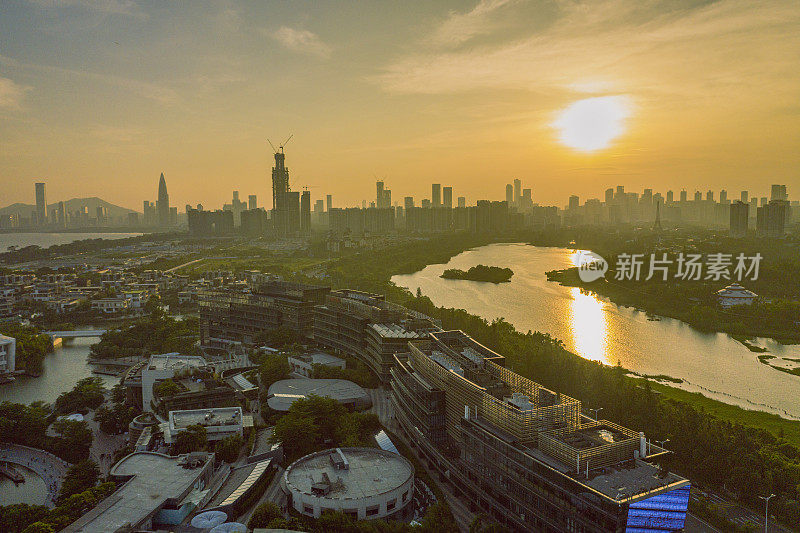 鸟瞰中国深圳华侨城欢乐港的夏季日落