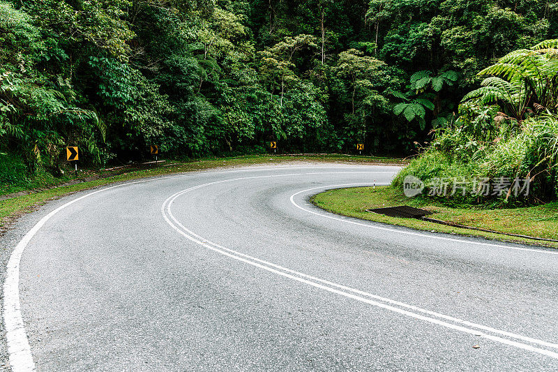 在蜿蜒的道路上的急转弯