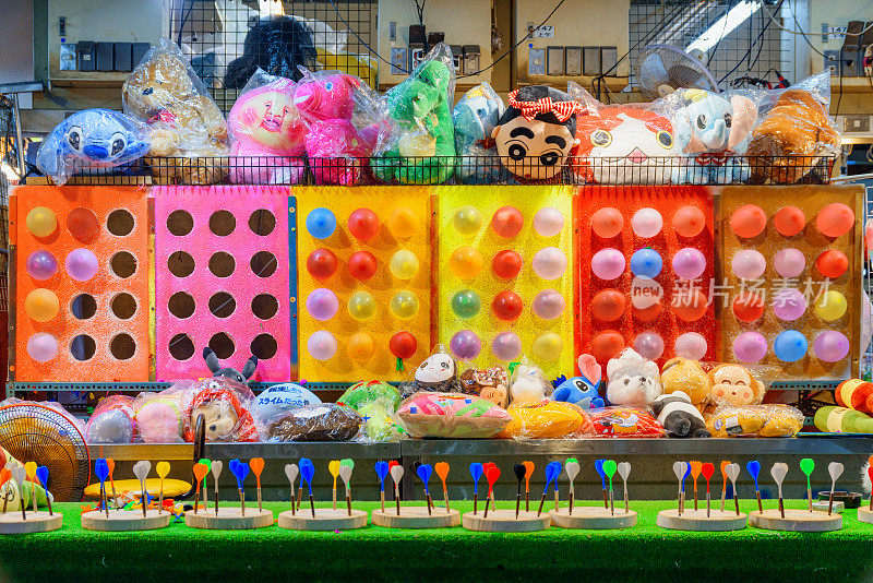 台湾台北士林夜市的气球飞镖游戏