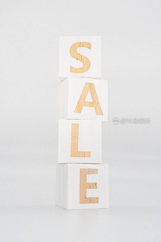 木制立方体与文字销售在白色背景