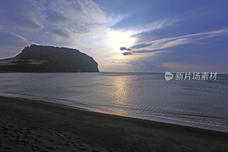 这是韩国济州岛的火山锥