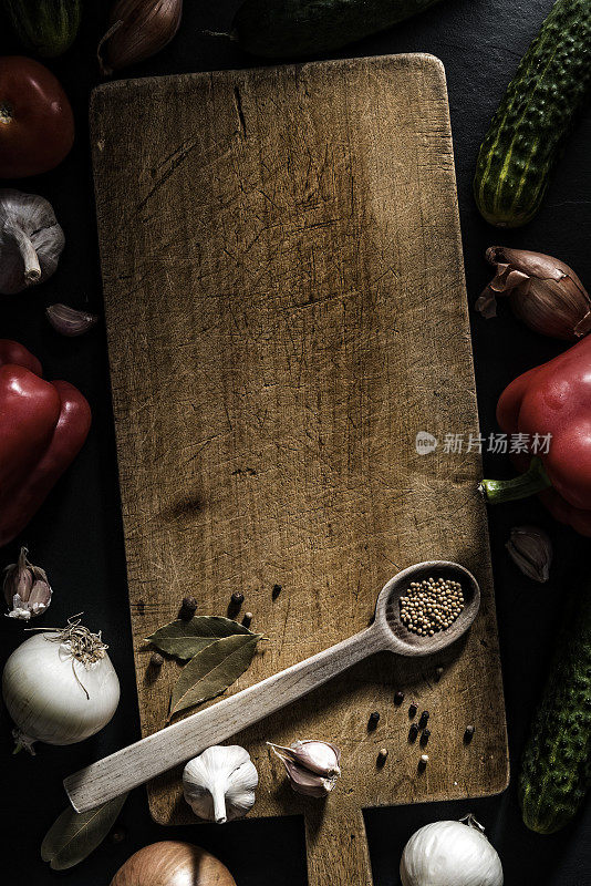 带木勺的旧木砧板和秋冬贮藏和青贮用蔬菜