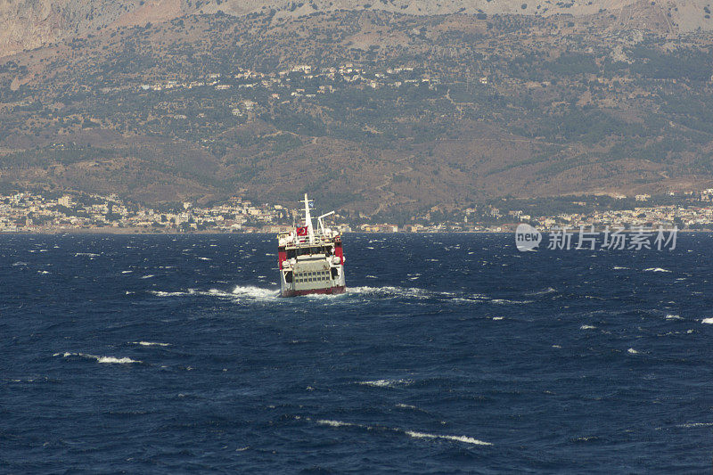 从土耳其的夏季度假小镇切斯米伊兹密尔乘船前往奇奥斯岛