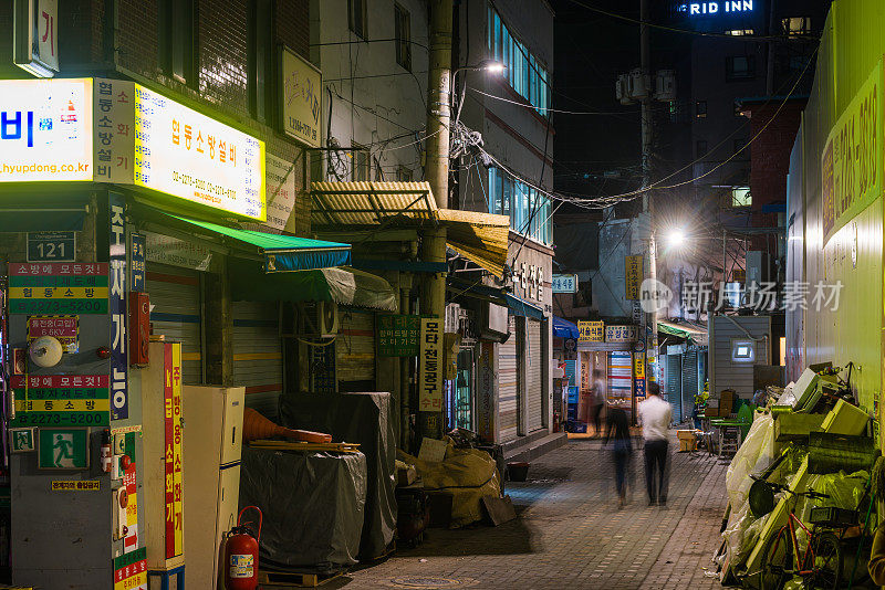 首尔安静的小巷照亮了韩国市中心的夜景