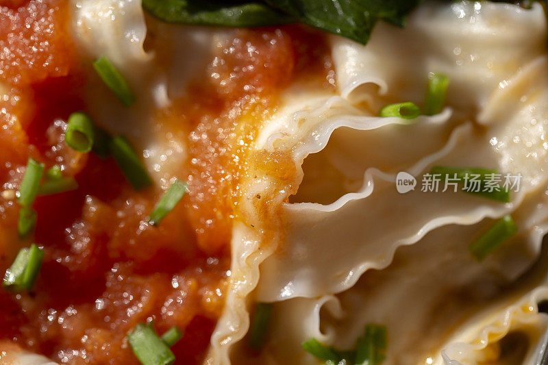 中国自制汤面，配番茄和蔬菜