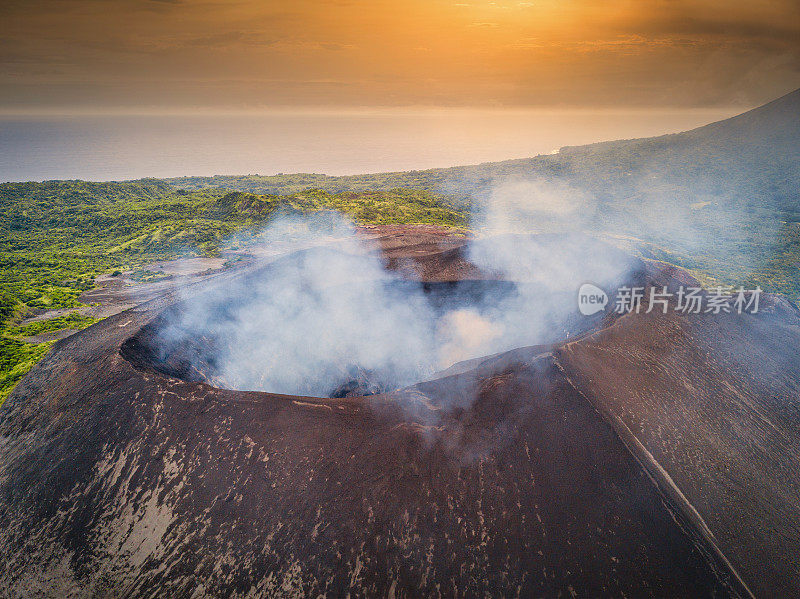 瓦努阿图塔纳岛亚苏尔火山喷发无人机视图