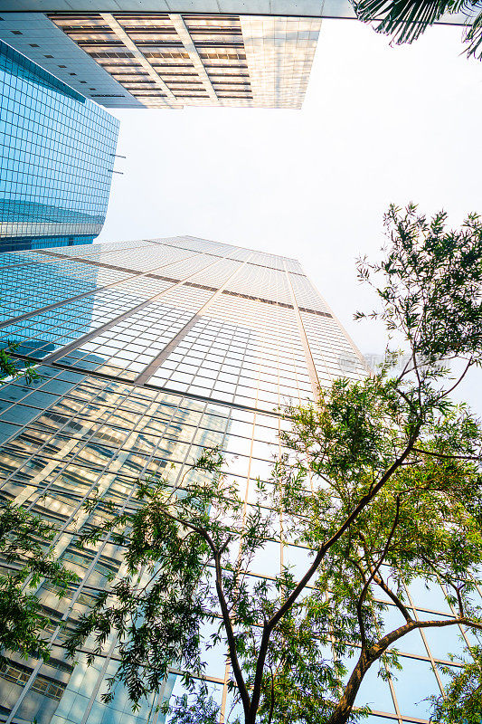 现代香港建筑，玻璃幕墙反射天空