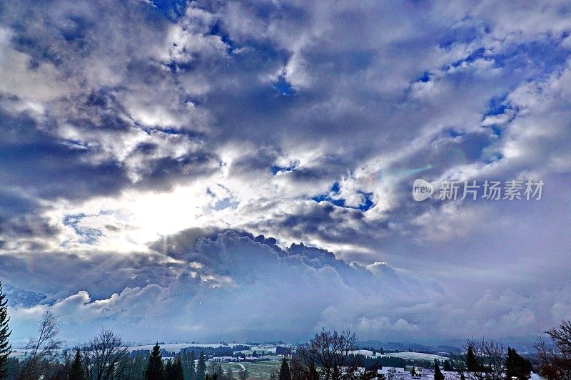 在Allgäu阿尔卑斯山上的暴风雪与霍普芬西在前景。Ost-Allgau,巴伐利亚,德国。