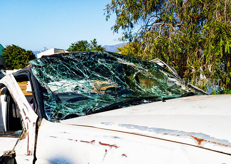 汽车翻车时挡风玻璃被撞碎