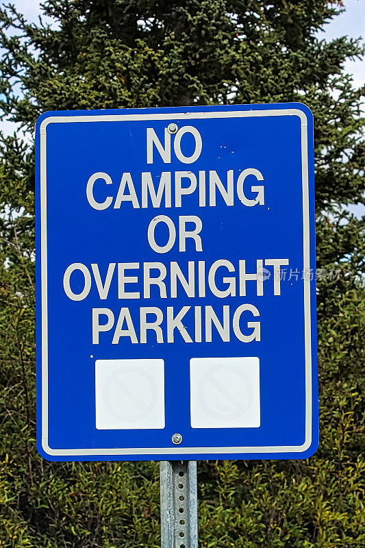 禁止露营或过夜停车的标志
