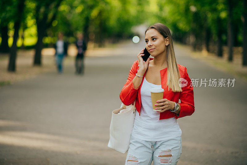 在城市里使用智能手机的女人